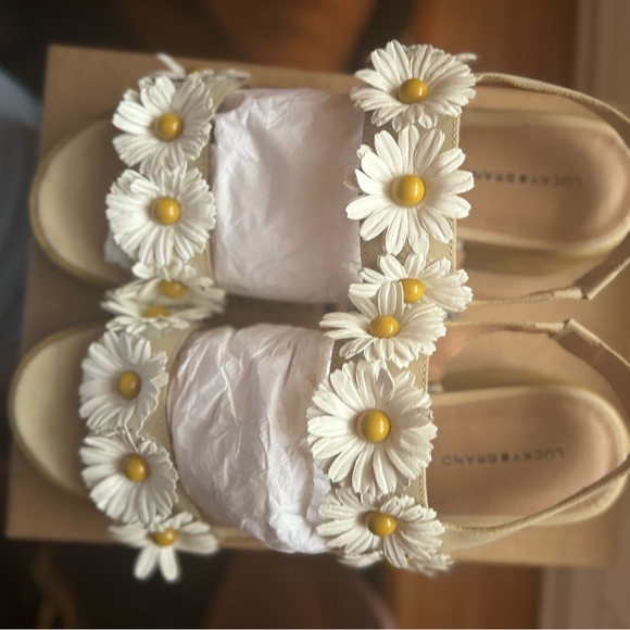 Lucky Brand Sandals in original box; Style LK-JULEII; Color-STUCCO - Picture 2 of 8